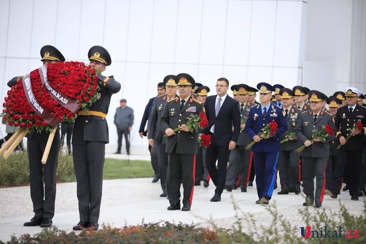 Dövlət rəsmiləri Zəfər parkını ziyarət edir - FOTOLAR (VİDEO)